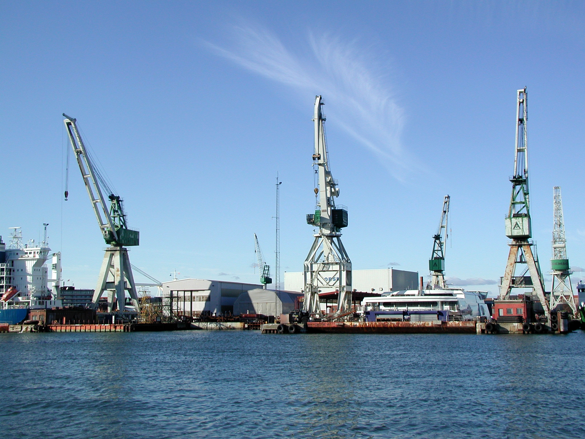 Tre kraner på havnen.