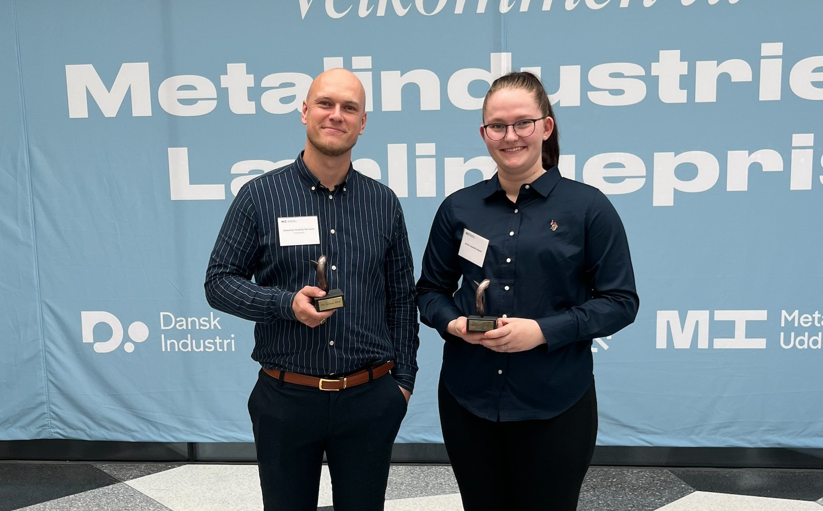 De to nyuddannede lærlinge Sebastian og Jannie efter modtagelsen af ML-prisen.