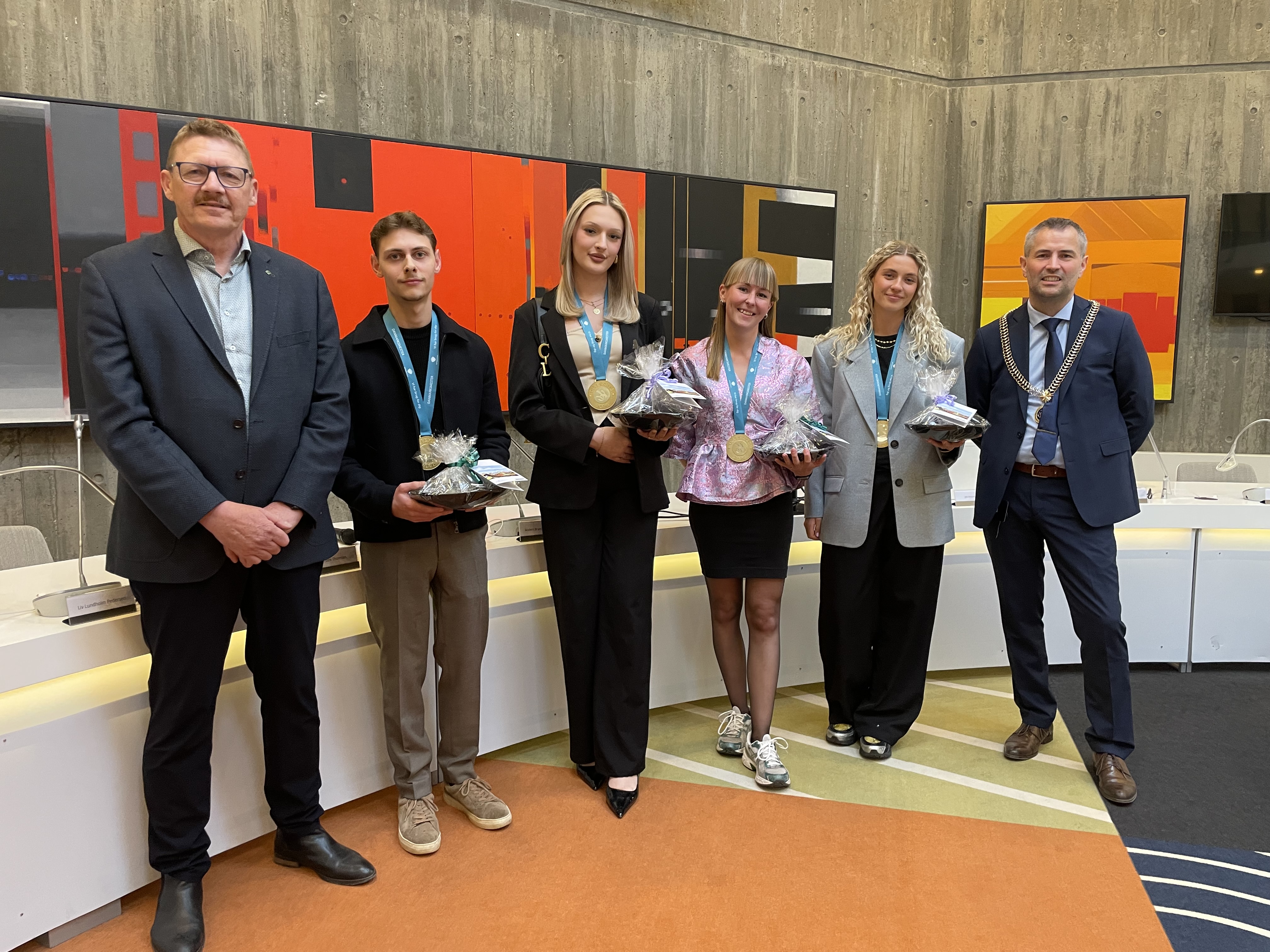 Fire lokale vindere af DM i Skills fejret i byrådssalen.