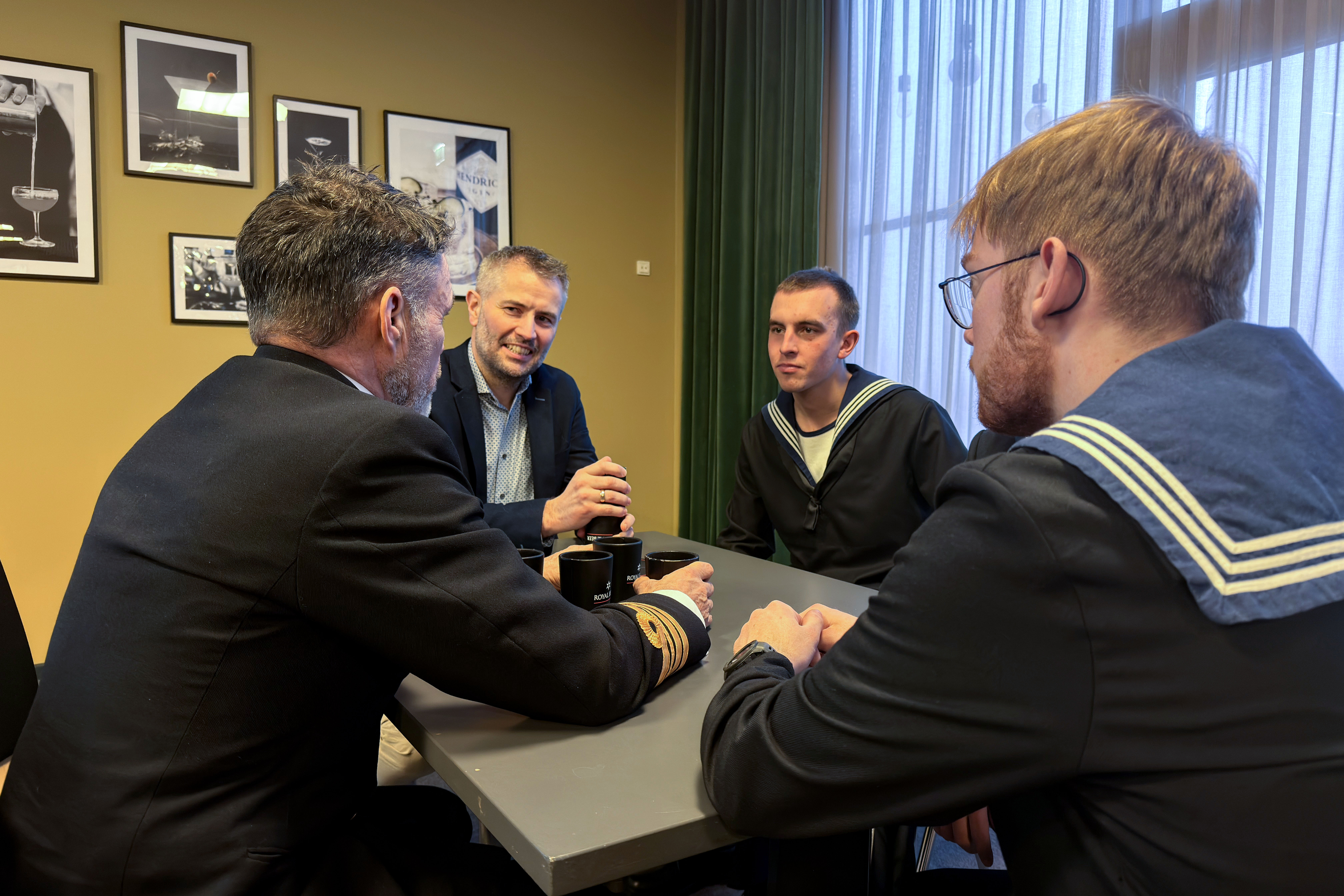 Borgmester Jon Andersen spiller spil med de nye værnepligtige.