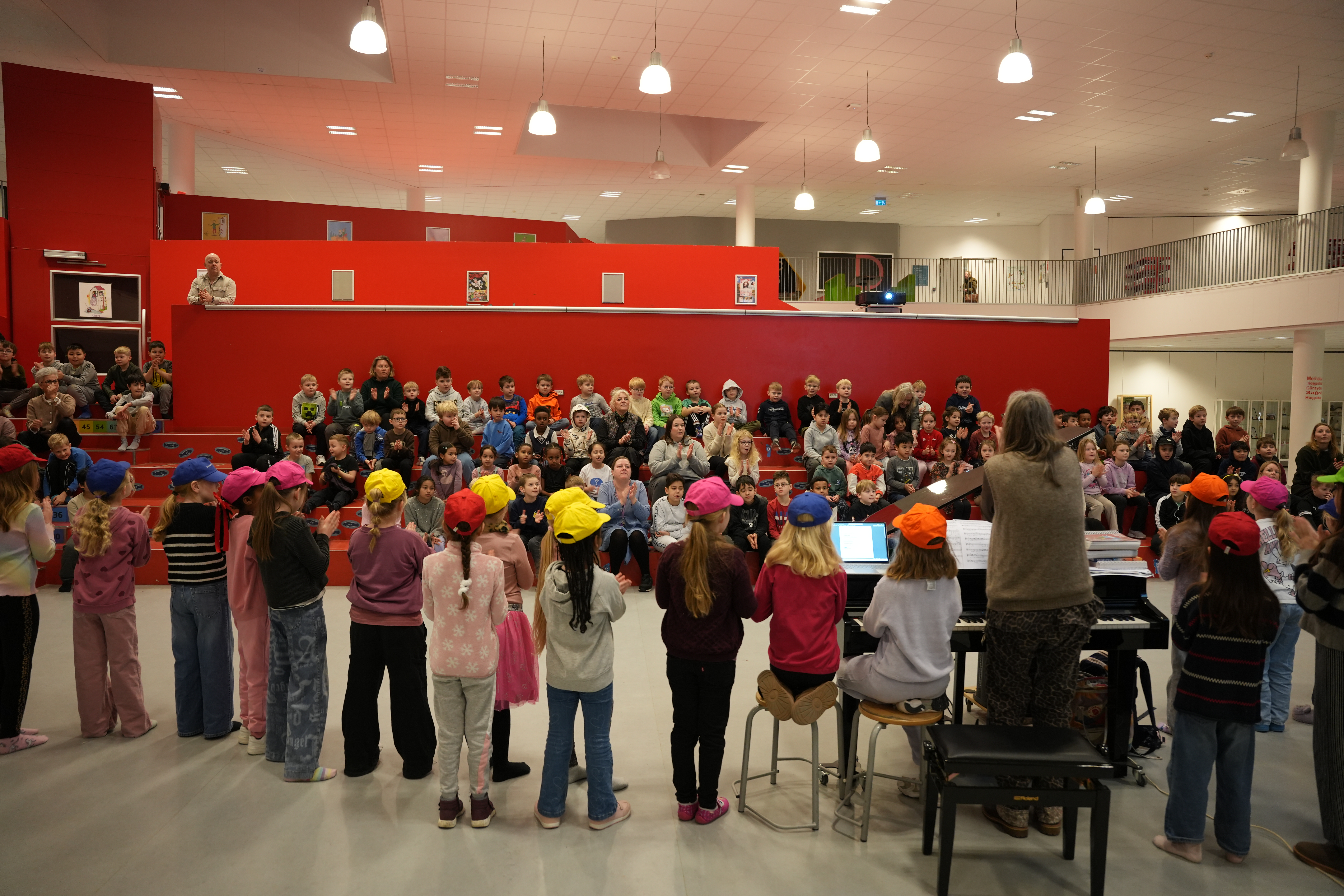 Børn og lærere synger morgensang 