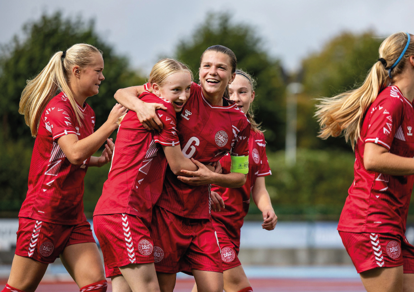 U17-pigefodboldlandsholdet jubler efter scoring.