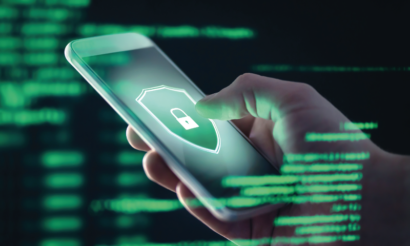 Billede af mobiltelefon, hvor skærmet viser en hængelås, som en hacker forsøger at låse op.