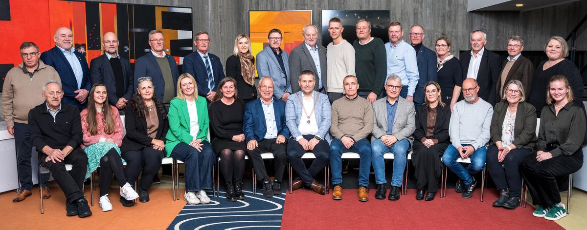 Fællesbillede af alle 29 byrådsmedlemmer.