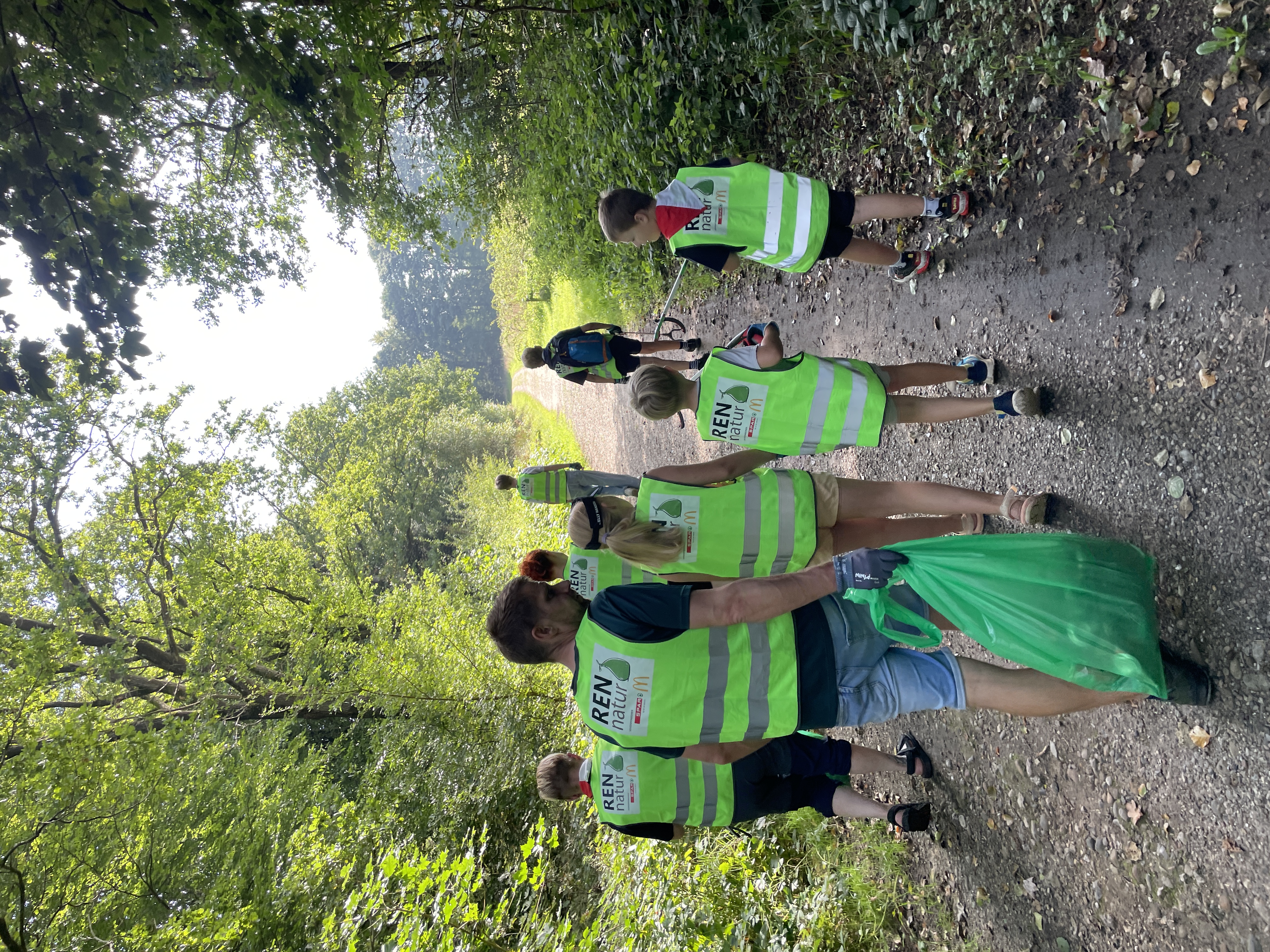 Frivillige samler affald i naturen