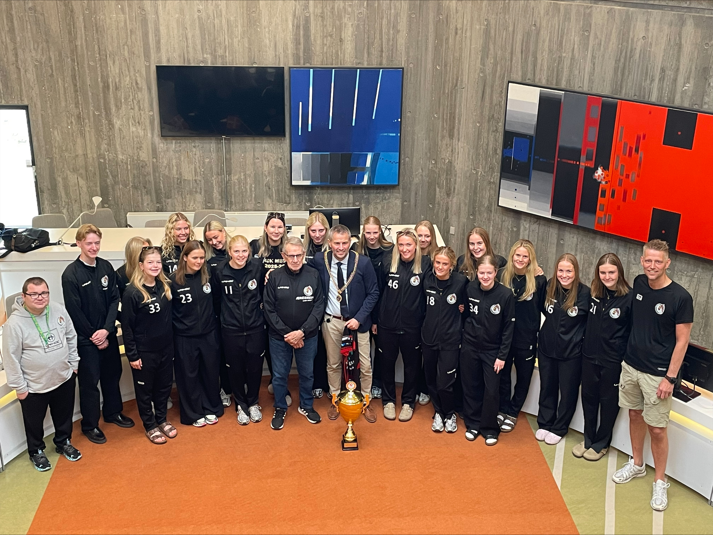 Danmarksmestrene i Floorball for kvinder sammen med borgmester Jon Andersen i byrådssalen
